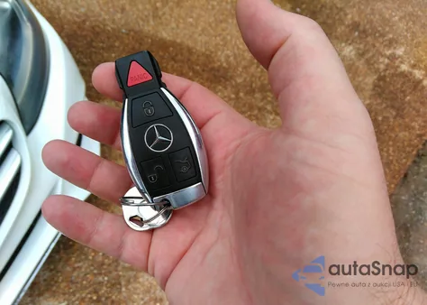 2016 Mercedes-Benz C 300 Luxury/Sport z USA, uszkodzony, nr VIN 55SWF4JB0GU176511